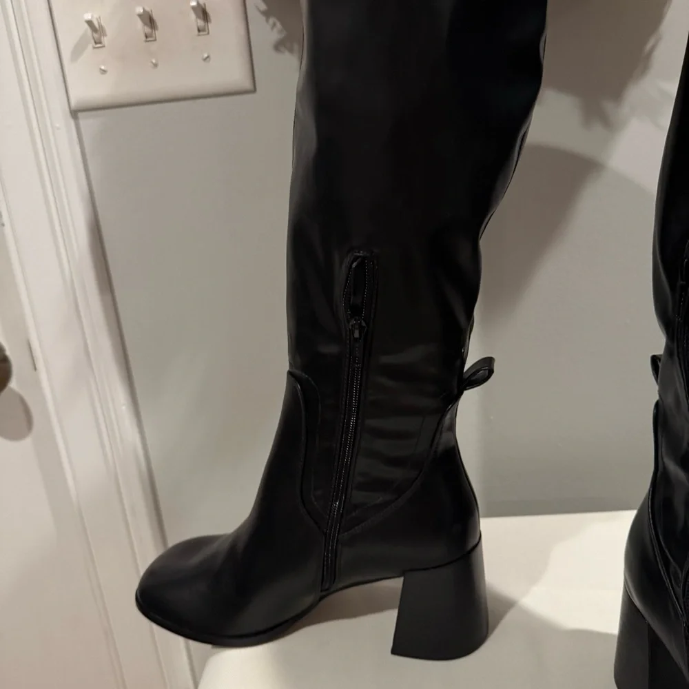 Topshop Knee High Boots w/side zipper and block heel - Picture 5 of 16